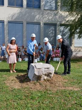 Temeljni kamen za novo športno dvorano s širitvijo šole v Preddvoru danes postavljen