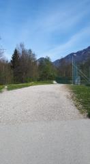 Cesta mimo šole proti Vokam