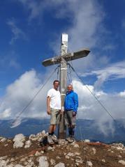 Miha in Tomaž Krišelj ob križu in novi ploščici z napisom
