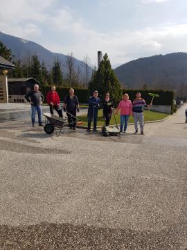 Prostovoljci čistijo na pokopališču in v okolici