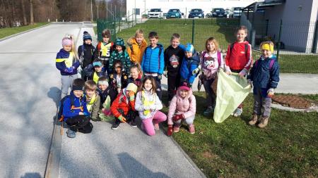 Navdušeni prvošolci na štartu čiščenja