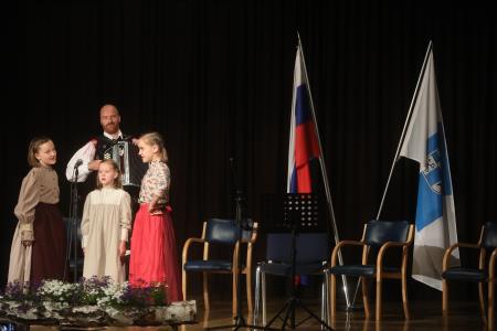 Sestrice Arh z očetom, Foto: Gorazd Kavčič, Gorenjski Glas