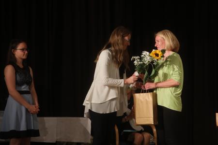 Organizatorica in voditeljica se je vsem sodelujočim zahvalila s knjigo in cvetjem, Foto: Gorazd Kavčič, Gorenjski Glas