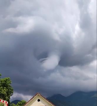 Mini tornado nad Preddvorom, fotografija iz videa Primoža Arha