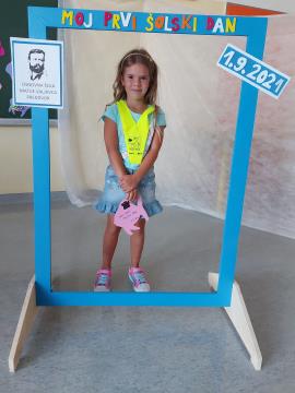 Prvošolka Tea pred "vrati" v 1. razred